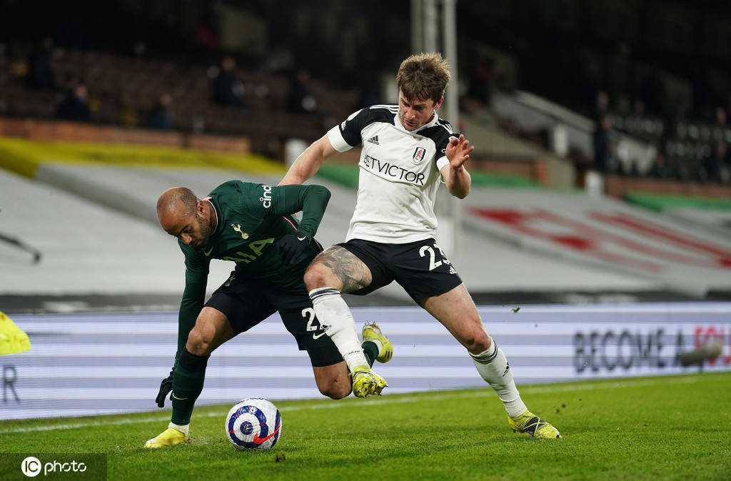 乐鱼体育官网app-热刺主场一球小胜富勒姆，索尔斯克亚喜笑颜开