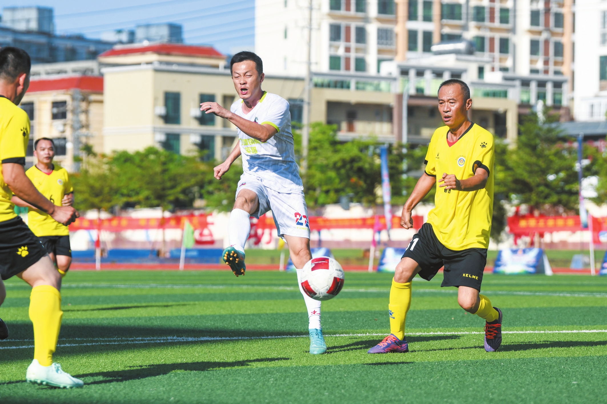 关于新赛季职业足球比赛开展，球队技战术精湛的信息