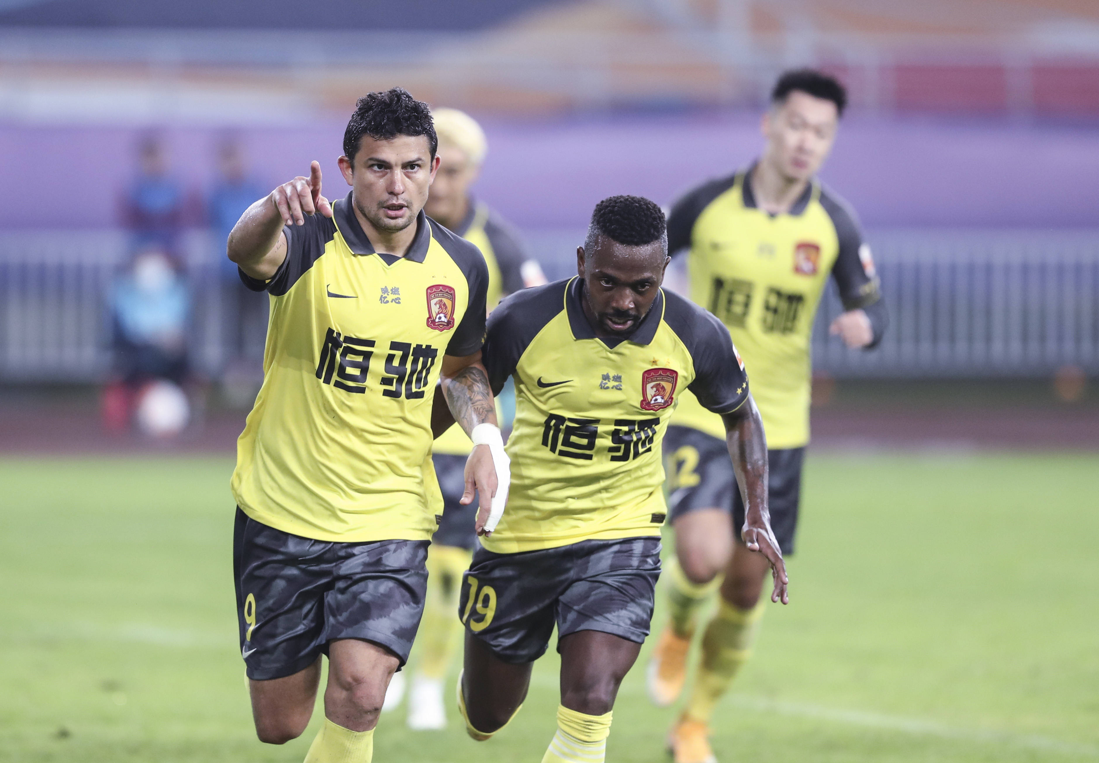 广州恒大主场胜河北华夏幸福，保持榜首位置