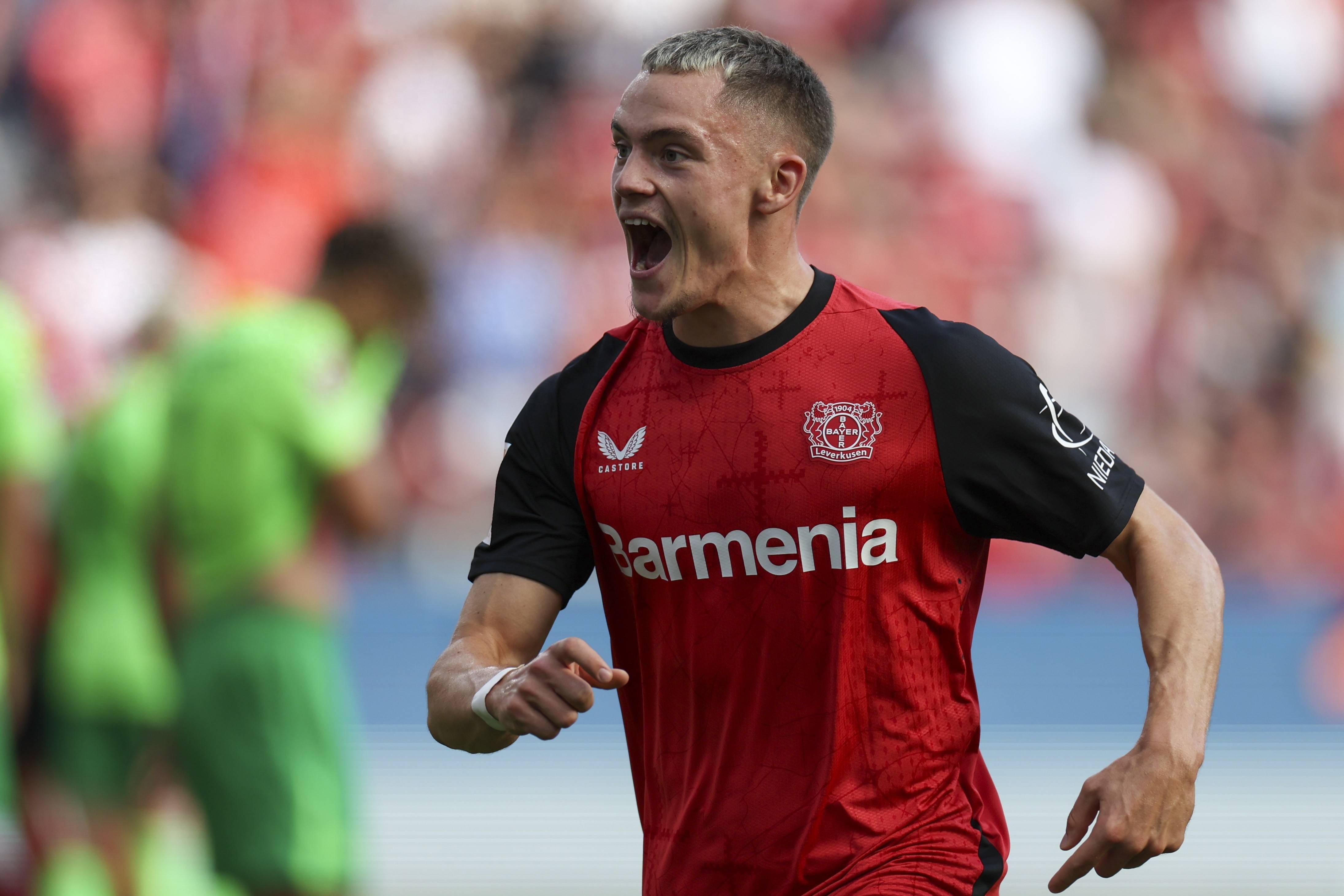 包含斯图加特队员在训练中备战对阵勒沃库森的比赛的词条