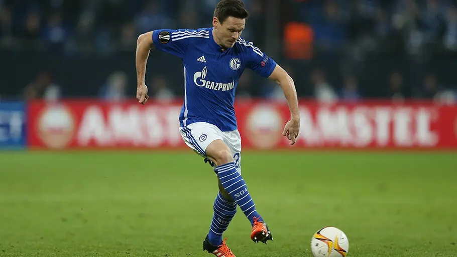 沙尔克客场突围，主场连胜保持不败