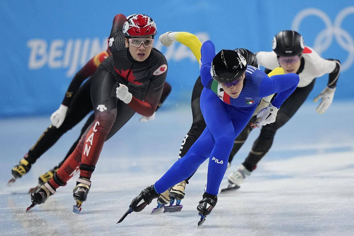 不莱梅球员共同努力,向胜利发起冲击 不莱梅球员共同努力,向胜利发起冲击