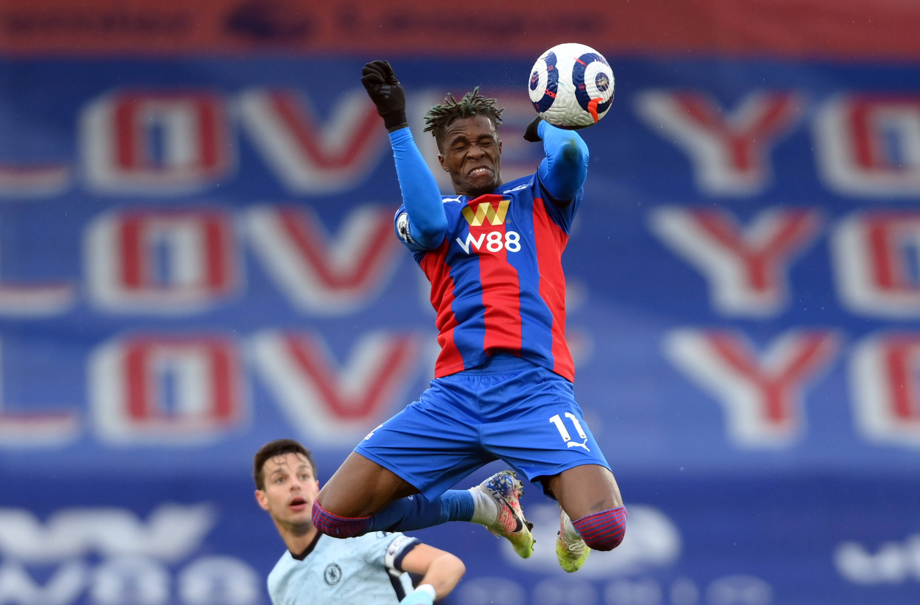 乐鱼体育官网app-水晶宫客场胜利，英超保级压力减轻