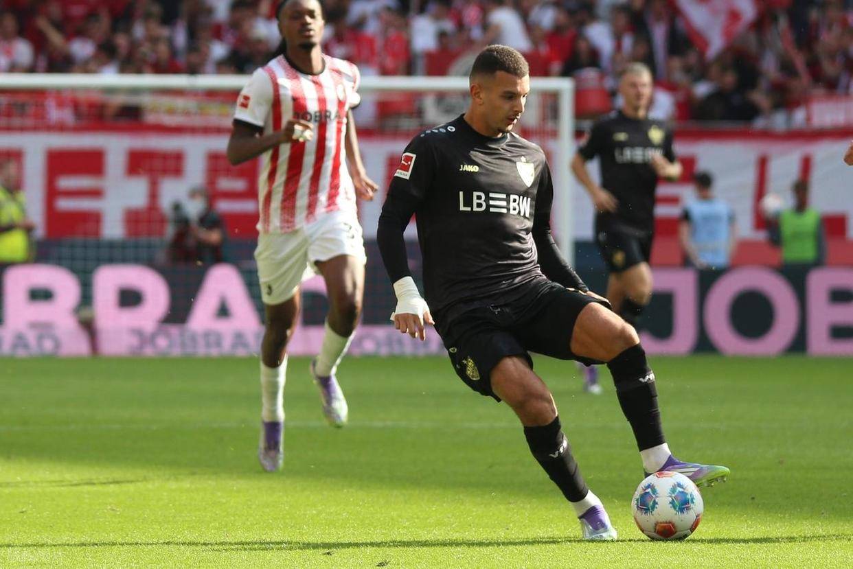 包含沃尔夫斯堡连胜势头不减，击败斯图加特稳坐榜首位置的词条