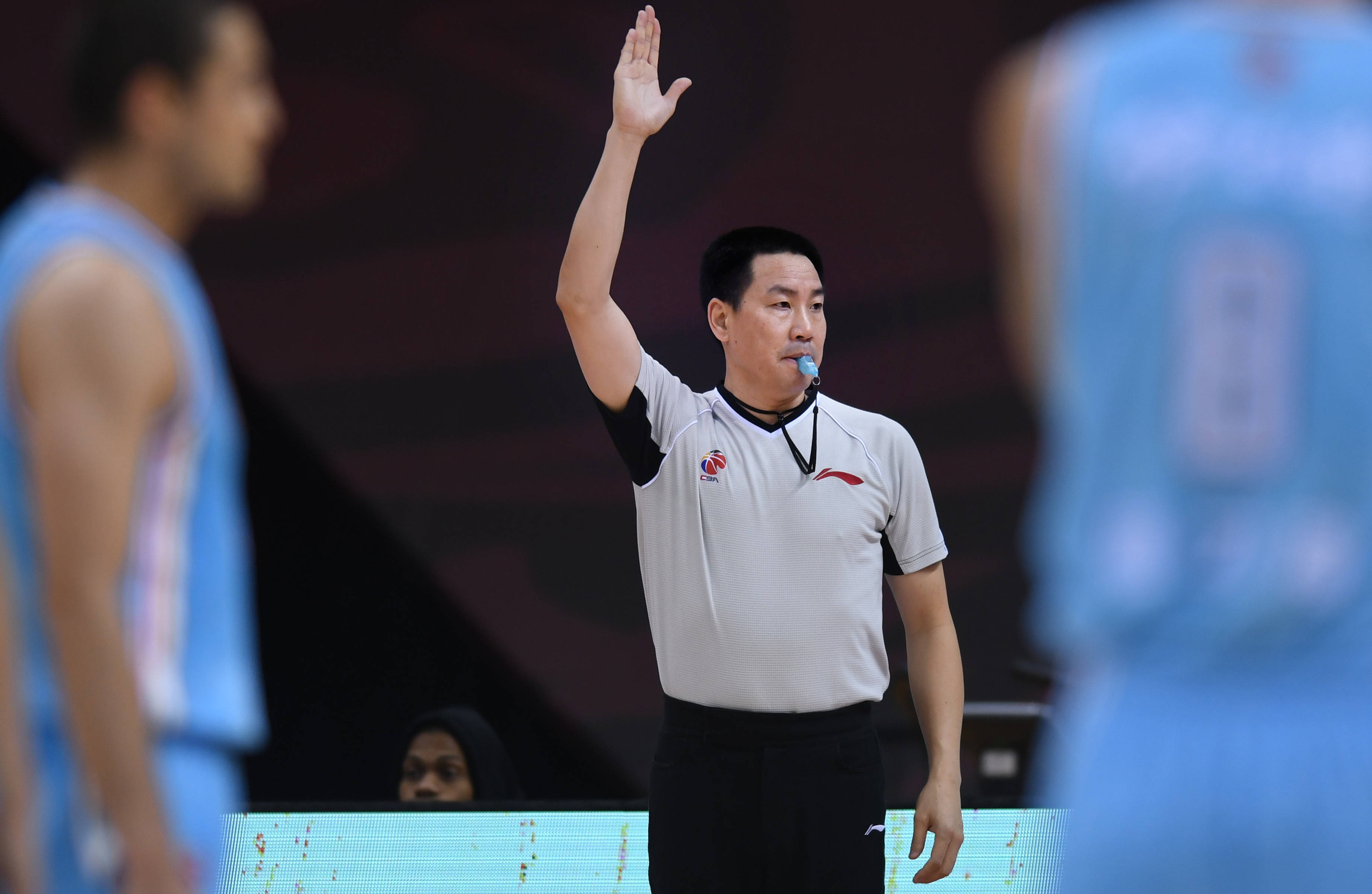 乐鱼体育网址-篮球比赛中出现纠纷，裁判被要求复查