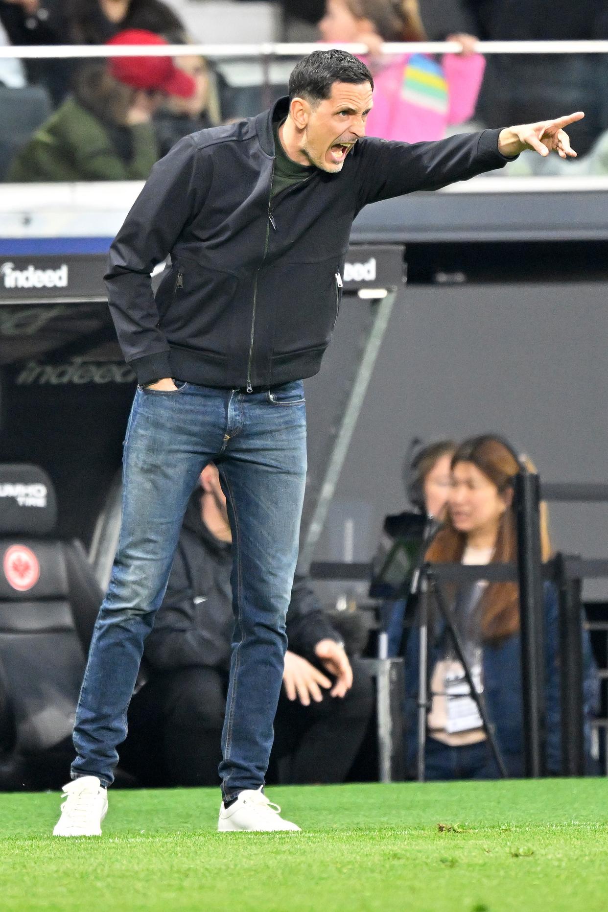 包含斯图加特队新赛季表现持续低迷，球迷心急的词条