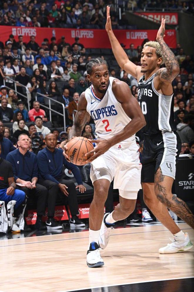 莱昂纳德砍下40分，带领快船击败马刺