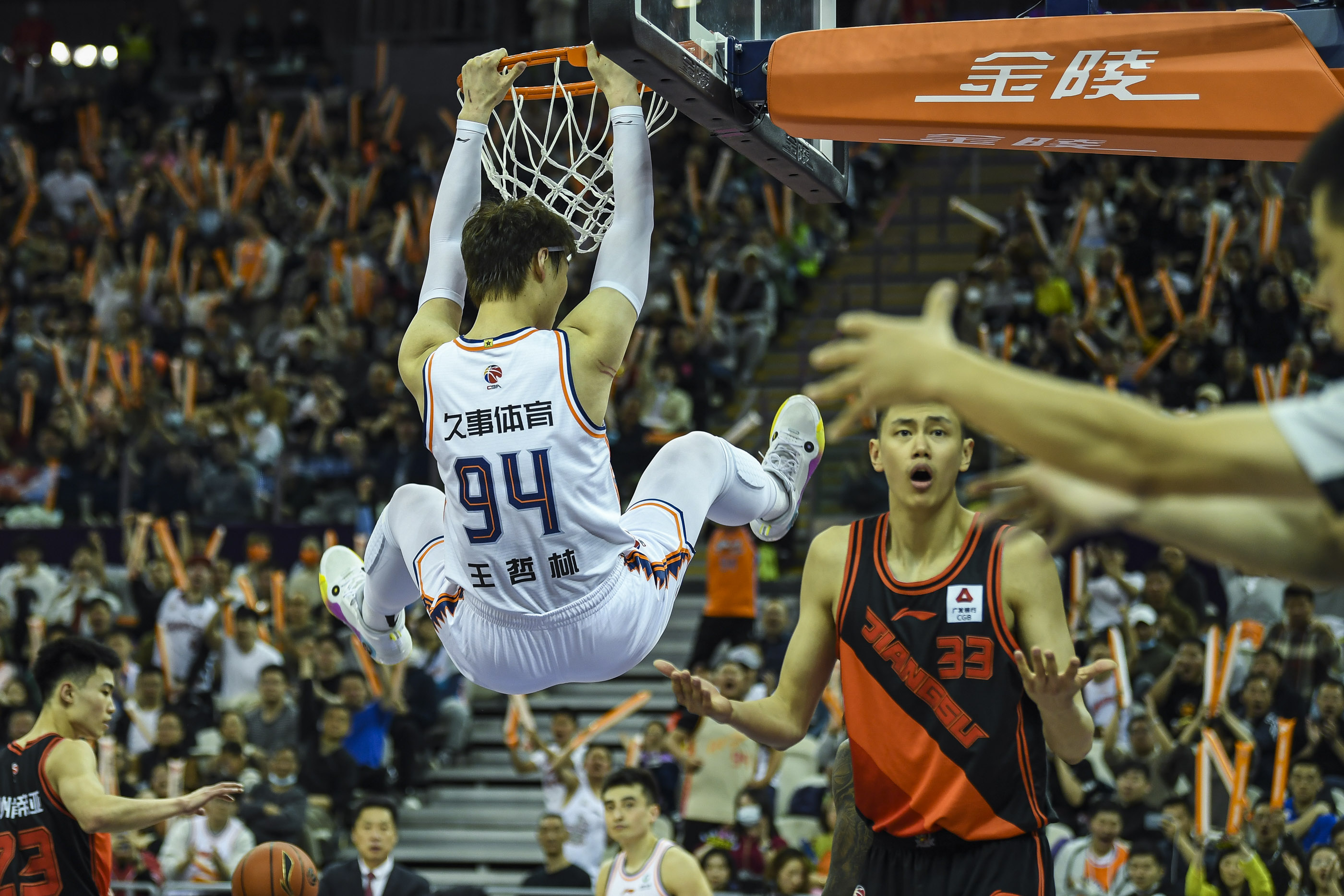 乐鱼体育在线-精彩扣篮集锦回顾，球迷欢呼连连