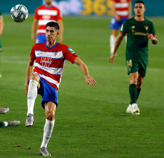 格拉纳达主帅遭遇备战困境，球队角逐前景不明朗的简单介绍